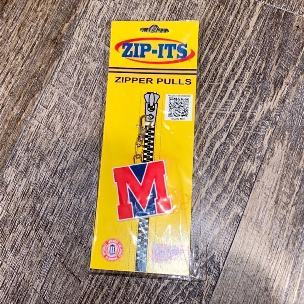 Ole Miss Zipper Pull  